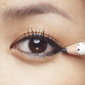 雙眼皮術後畫較粗的眼線,遮掩腫脹 雙眼皮術後畫較粗的眼線,遮掩腫脹