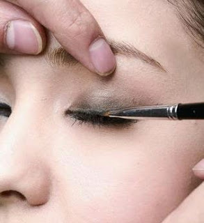 雙眼皮術後上深色的眼影,掩蓋瘀青 雙眼皮術後上深色的眼影,掩蓋瘀青