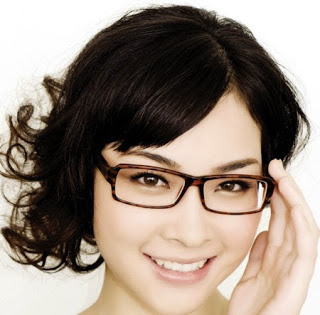 雙眼皮術後載深色膠框大眼鏡,轉移旁人注意力 雙眼皮術後載深色膠框大眼鏡,轉移旁人注意力