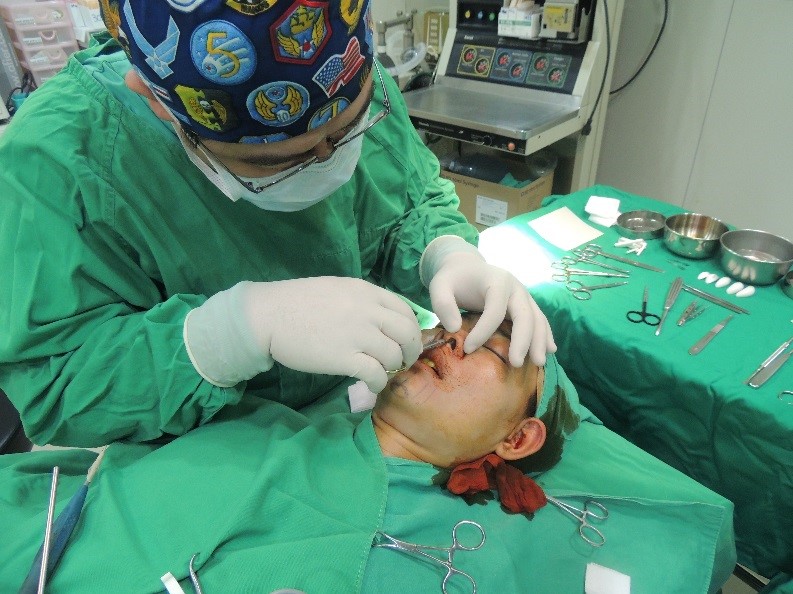 林敬鈞醫師進行韓式隆鼻 林敬鈞醫師進行韓式隆鼻