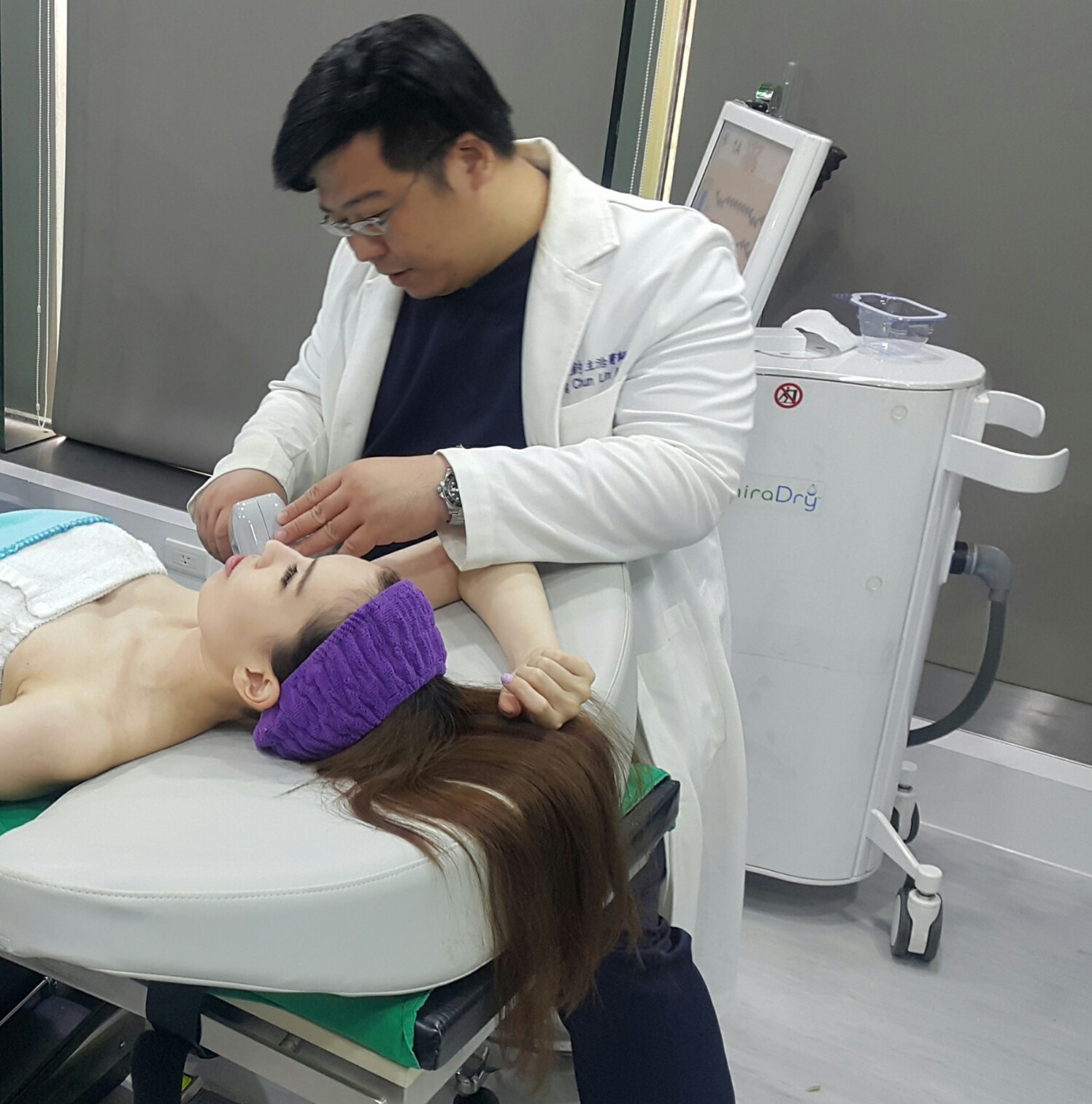 林敬鈞醫師進行狐臭非手術治療與多汗症治療 - miraDry, 腋淨爽 林敬鈞醫師進行狐臭非手術治療與多汗症治療 - miraDry, 腋淨爽