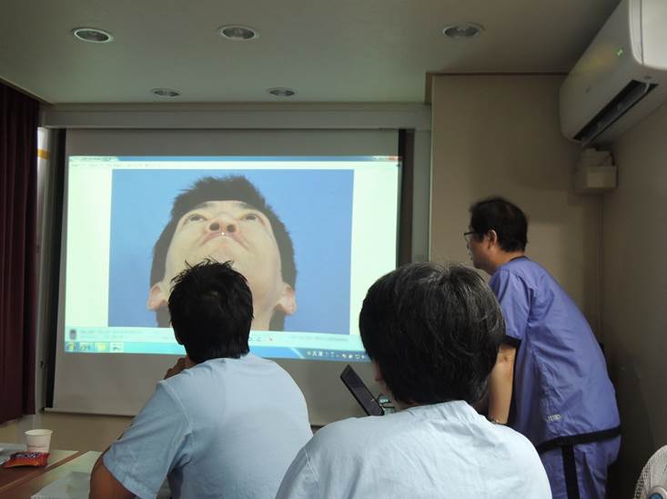 鄭東學教授為在座的醫師上課 鄭東學教授為在座的醫師上課