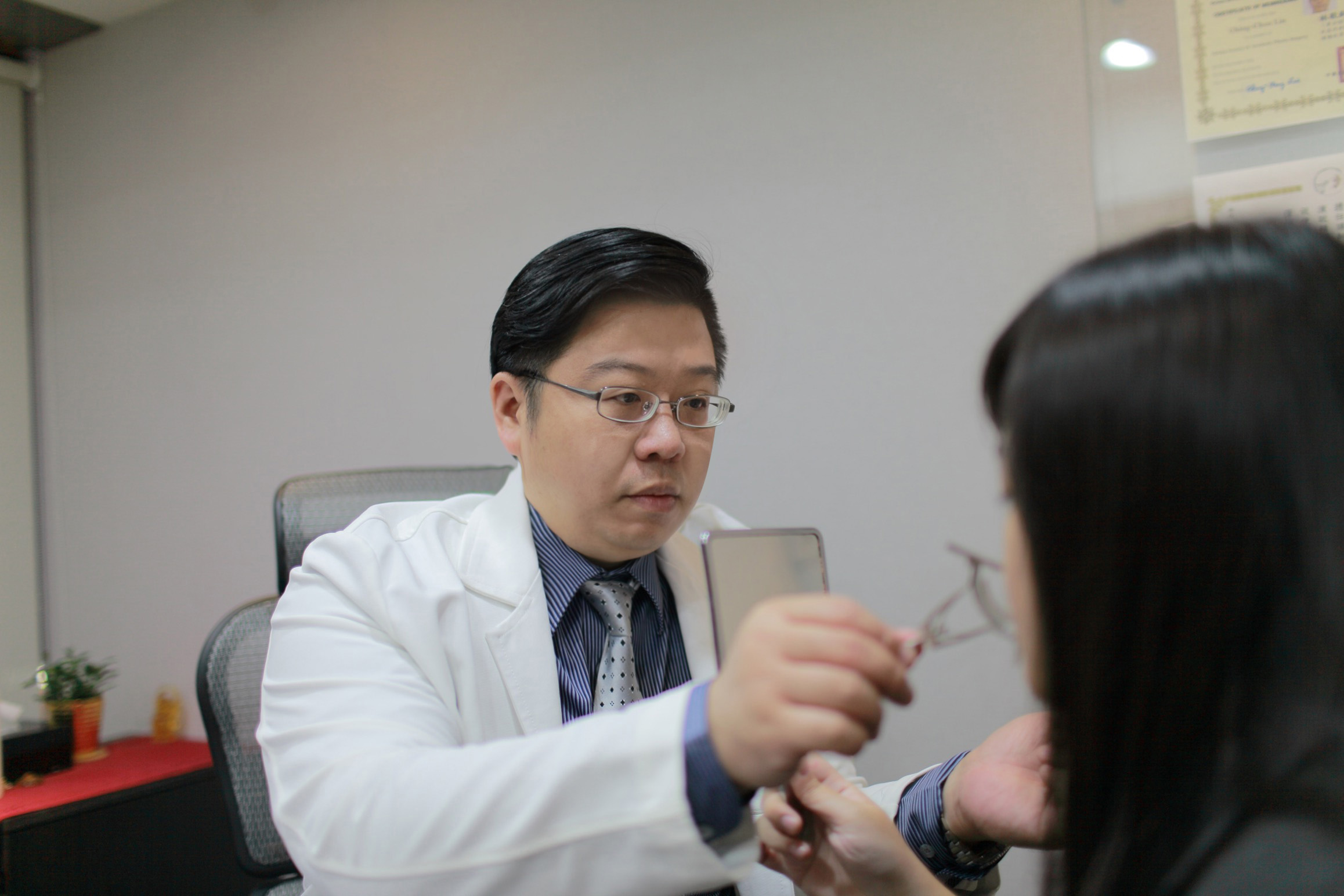 林敬鈞醫師進行隆鼻諮詢 林敬鈞醫師進行隆鼻諮詢