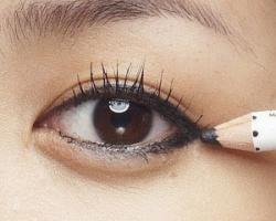 雙眼皮術後畫較粗的眼線,遮掩腫脹 雙眼皮術後畫較粗的眼線,遮掩腫脹