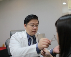 林敬鈞醫師進行隆鼻諮詢